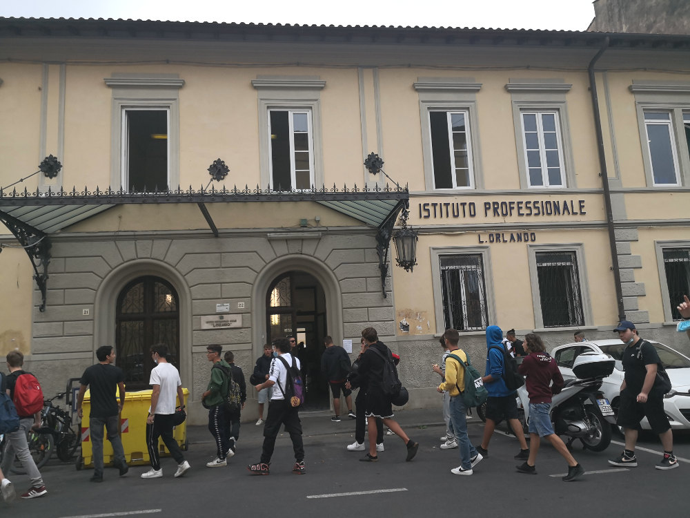 Ingresso studenti Ipsia Orlando - foto Archivio Provincia